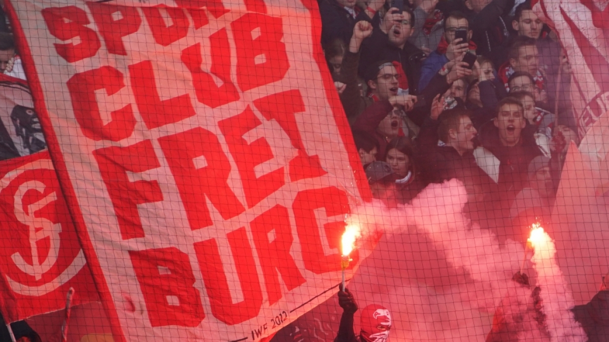 Lautstark feuern die Fans vom SC Freiburg ihre Mannschaft an. (Symbolbild) (Foto)