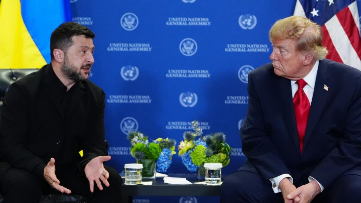 Der ukrainische Pr&auml;sident Wolodymyr Selenskyj (l.) im Gespr&auml;ch mit Donald Trump (r.). Kiew soll erneut ein russisches &Ouml;ldepot angegriffen haben. (Foto)