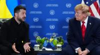 Der ukrainische Präsident Wolodymyr Selenskyj (l.) im Gespräch mit Donald Trump (r.). Kiew soll erneut ein russisches Öldepot angegriffen haben.