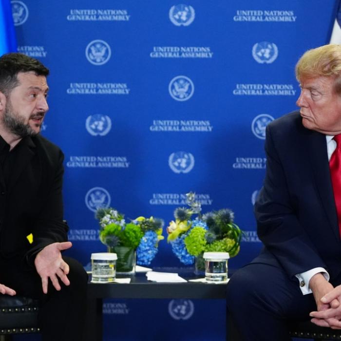 Brach Selenskyj Trumps Waffenruhe? Russisches Öldepot in Flammen