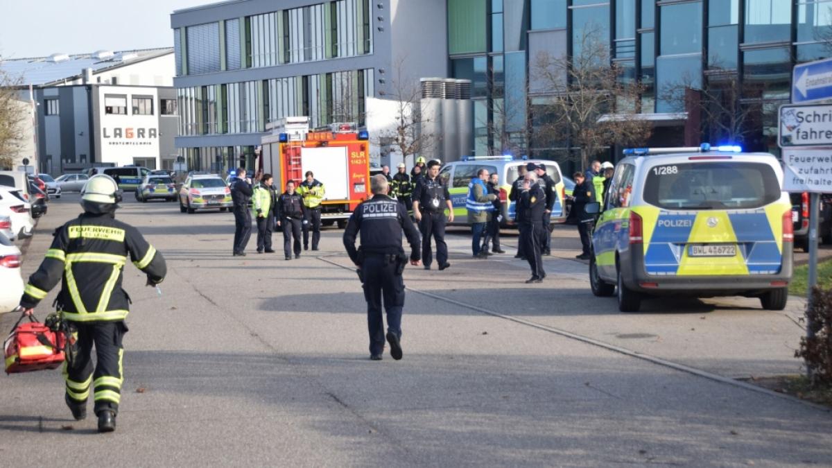 Bei einer Gewalttat an einem Gymnasium in St. Leon-Rot wurde eine Sch&uuml;lerin get&ouml;tet. Die Polizei war mit Gro&szlig;aufgebot im Einsatz. (Foto)