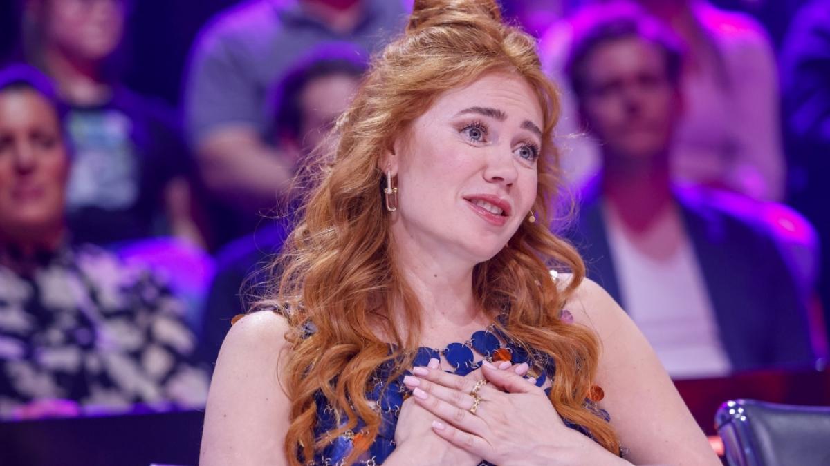 Palina Rojinski sitzt als Mitglied des Rateteams im Studio der ProSieben-Show "The Masked Singer". (Foto)
