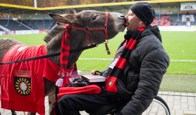 Stadionsprecher Tai Volkmer mit Großaspach-Maskottchen 