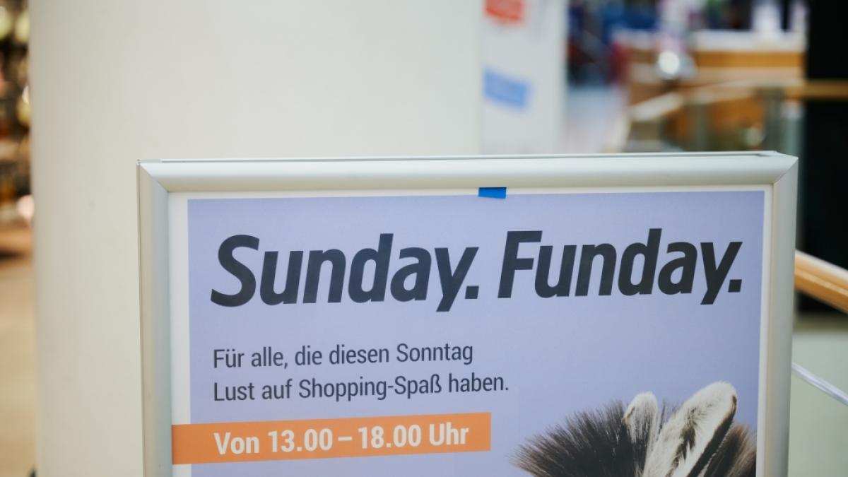 &bdquo;Sunday. Funday., F&uuml;r alle, die diesen Sonntag Lust auf Shopping-Spa&szlig; haben." steht auf einem Aussteller in den Sch&ouml;nhauser Allee Arcaden. (Foto)