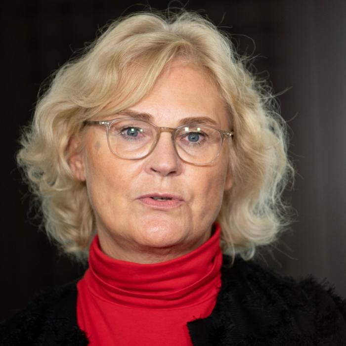 Zwischen Familie und Bundestag! Wie tickt die Verteidigungsministerin?