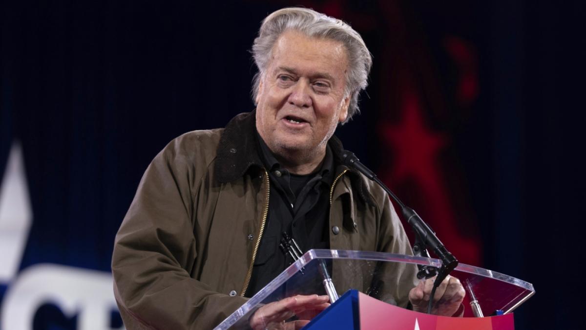Steve Bannon, einst Donald Trumps Wahlkampfstratege, entsetzte nicht nur mit einer Forderung nach einer dritten Amtszeit von Donald Trump, sondern auch mit einem lupenreinen Hitlergru&szlig;. (Foto)