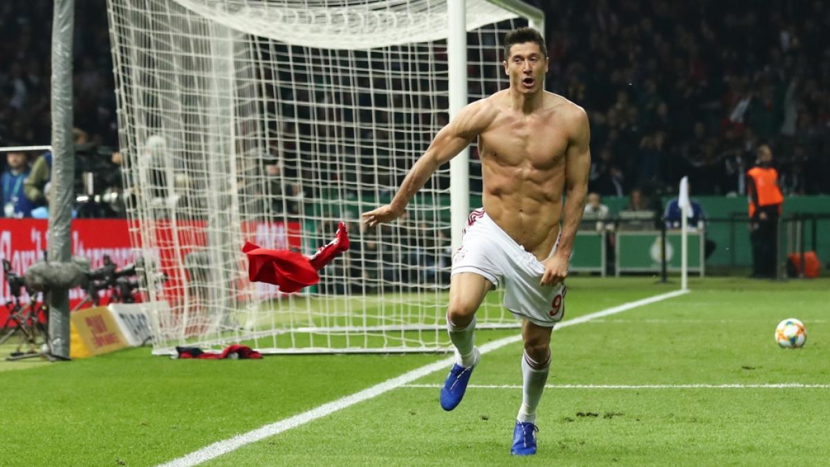 Robert Lewandowski nach seinem zweiten Tor des Abends und dem 3:0 Endstand gegen RB Leipzig (Foto)