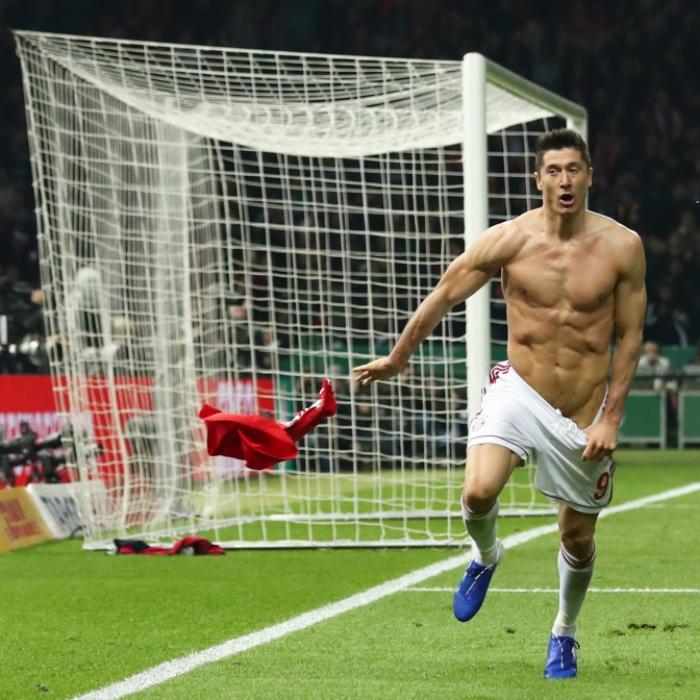 Nackter Torjubel! Bayern-Profi unter der Gürtellinie