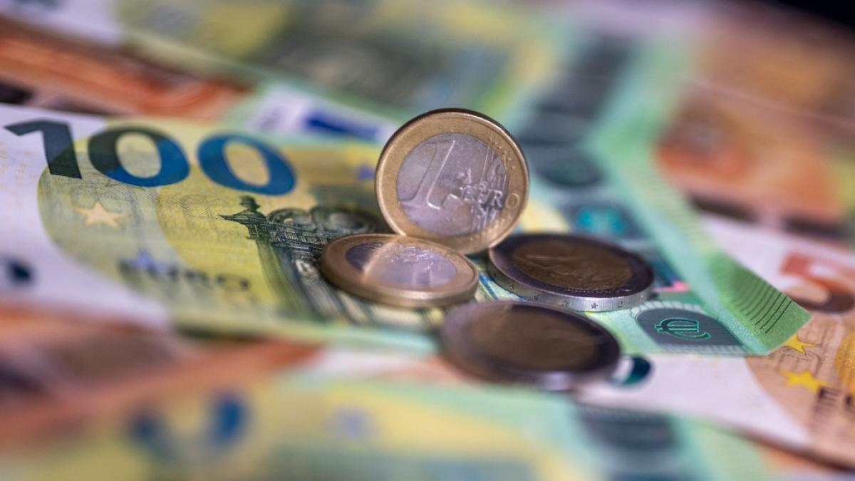 Ein neues Gesetz soll daf&uuml;r sorgen, dass Beamte von Bund und L&auml;nder k&uuml;nftig mindestens 15 Prozent mehr bekommen als die Grundsicherung (Symbolbild). (Foto)