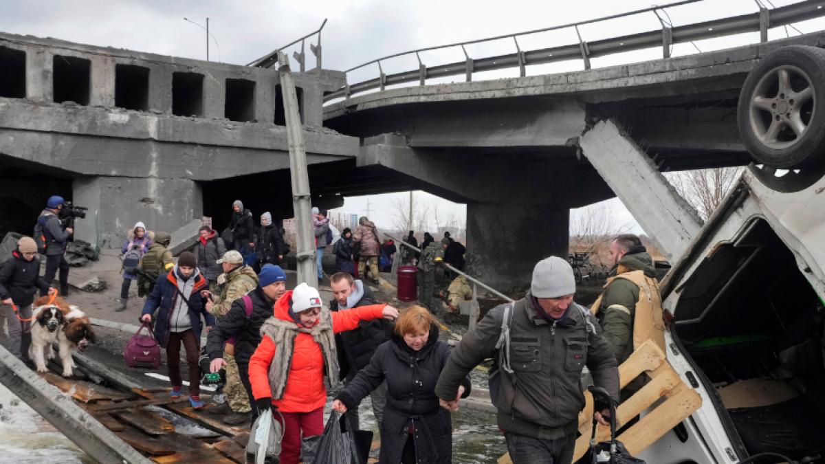 Menschen &uuml;berqueren einen improvisierten Weg unter einer zerst&ouml;rten Br&uuml;cke auf der Flucht aus der Stadt Irpin in der N&auml;he von Kiew. (Foto)