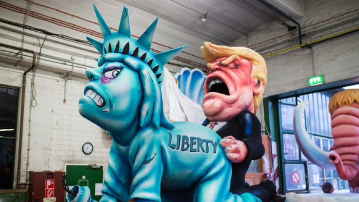 Trump vergewaltigt die Freiheitsstatue.