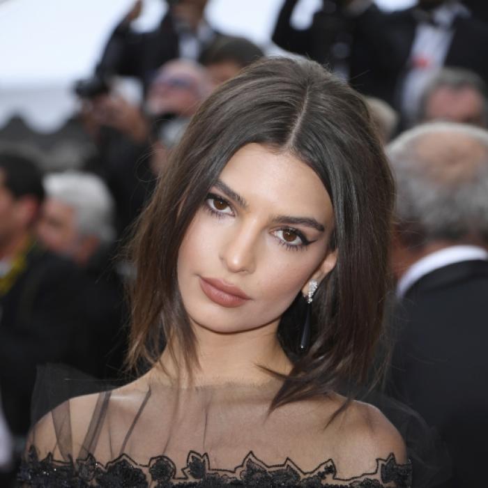 Nur im Tanga lüftet das Topmodel sein Shirt