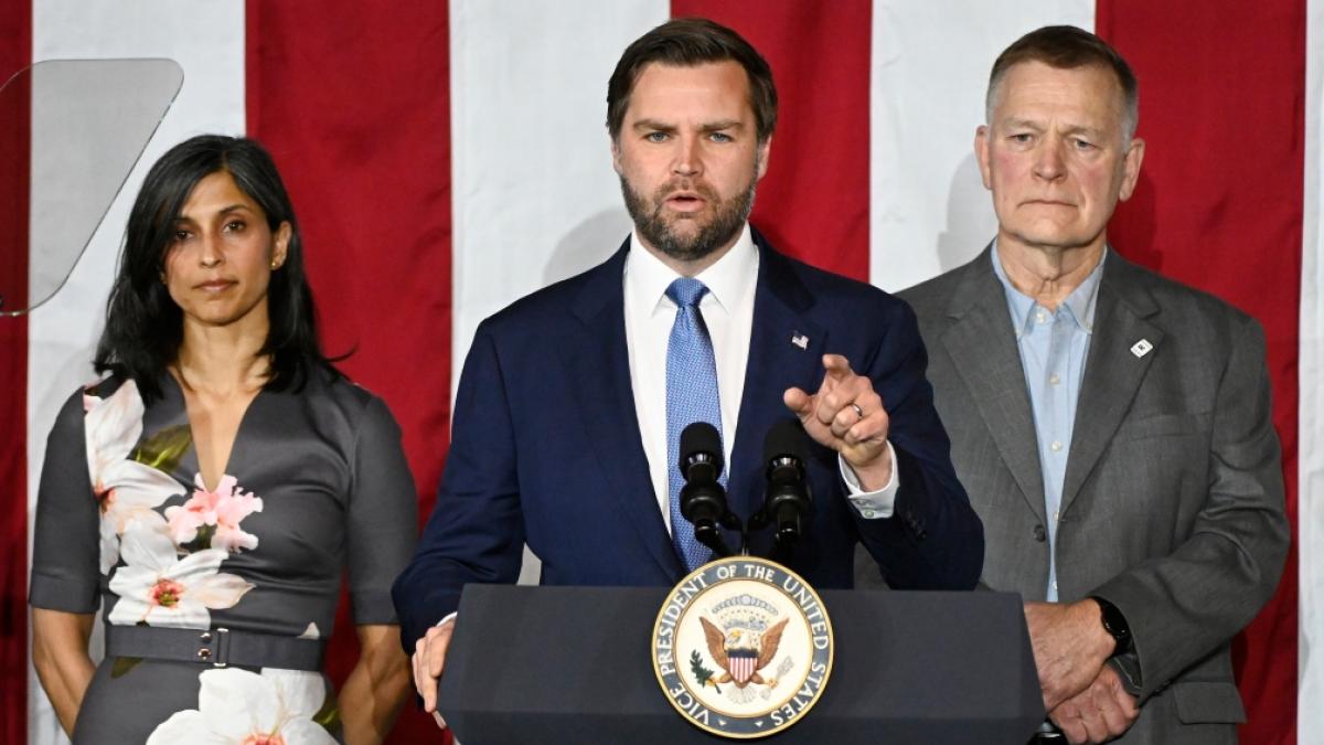 US-Vizepr&auml;sident J.D. Vance (Mitte) teilte in einem Interview gegen seine Amtsvorg&auml;ngerin Kamala Harris aus. (Foto)