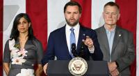US-Vizepräsident J.D. Vance (Mitte) teilte in einem Interview gegen seine Amtsvorgängerin Kamala Harris aus.