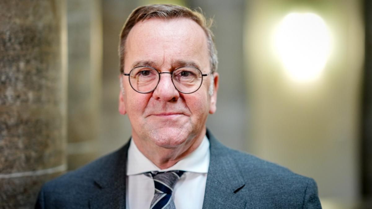 Bundesverteidigungsminister Boris Pistorius (SPD) blickt am Rande eines Interviews in die Kamera des Fotografen. (Foto)