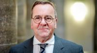 Bundesverteidigungsminister Boris Pistorius (SPD) blickt am Rande eines Interviews in die Kamera des Fotografen.