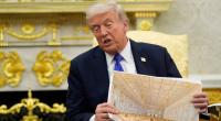 US-Präsident Donald Trump hält eine künstlerische Darstellung des neuen Ballsaals im Weißen Haus.