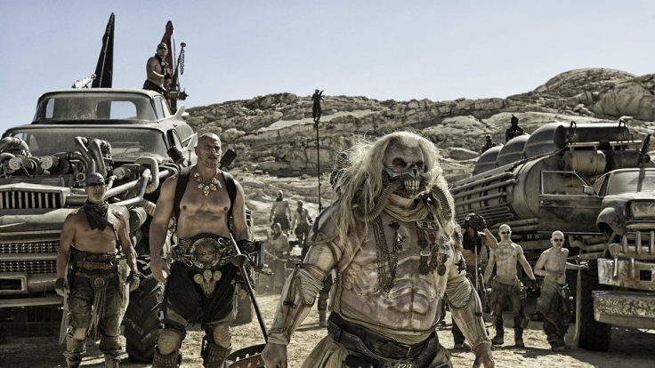 Eine ganze Arme an Warboys ist dem Warlord Immortan Joe (vorn, Hugh Keays-Byrne) unterstellt.