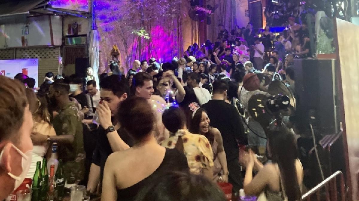 Zehntausende Einheimische und Touristen feiern in der ber&uuml;hmten Backpacker-Meile Khaosan Road in Bangkok Silvester. Thailand ist eines der wenigen Fernziele, wo sich derzeit zahlreiche Touristen aufhalten. (Foto)