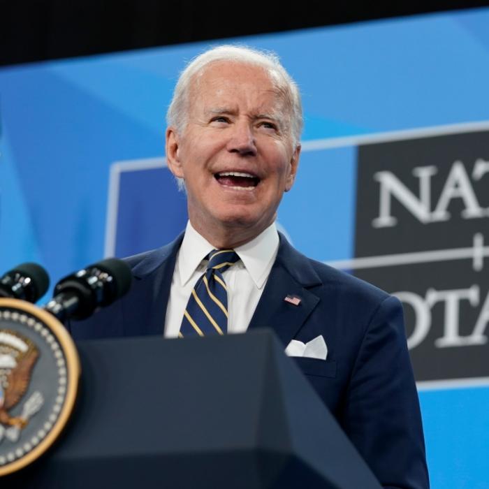Peinlicher Versprecher feuert Demenz-Gerüchte an! US-Präsident blamiert sich bei Nato-Treffen