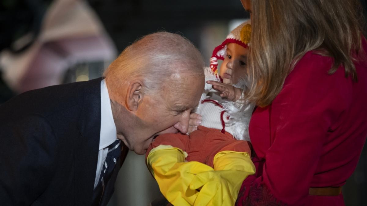 Joe Biden biss bei der Halloween-Party im Wei&szlig;en Haus scherzhaft einem Baby ins Bein. (Foto)