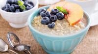 Quinoa-Porridge enthält jede Menge Ballaststoffe für einen gesunden Darm.