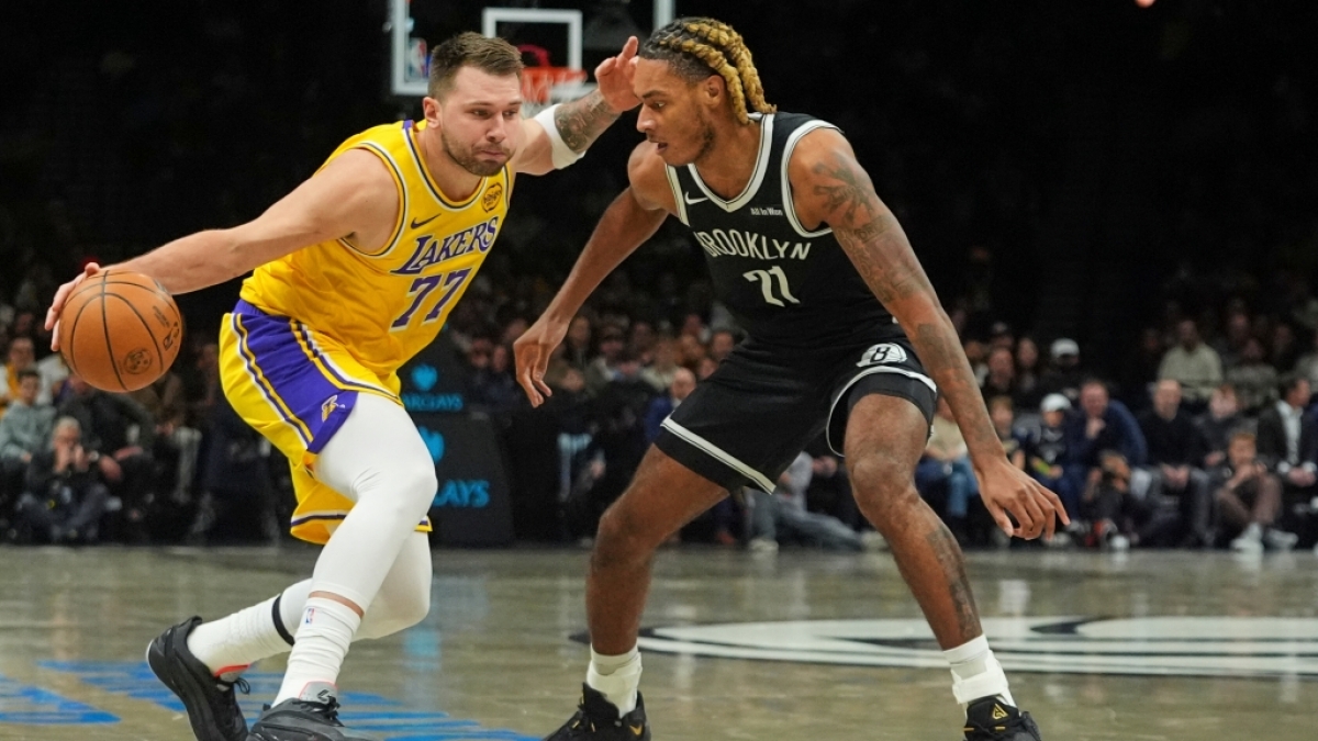 Luka Dončić von den Los Angeles Lakers spielt um Noah Clowney von den Brookly Nets, am 03.02.2026. (Symbolbild) (Foto)