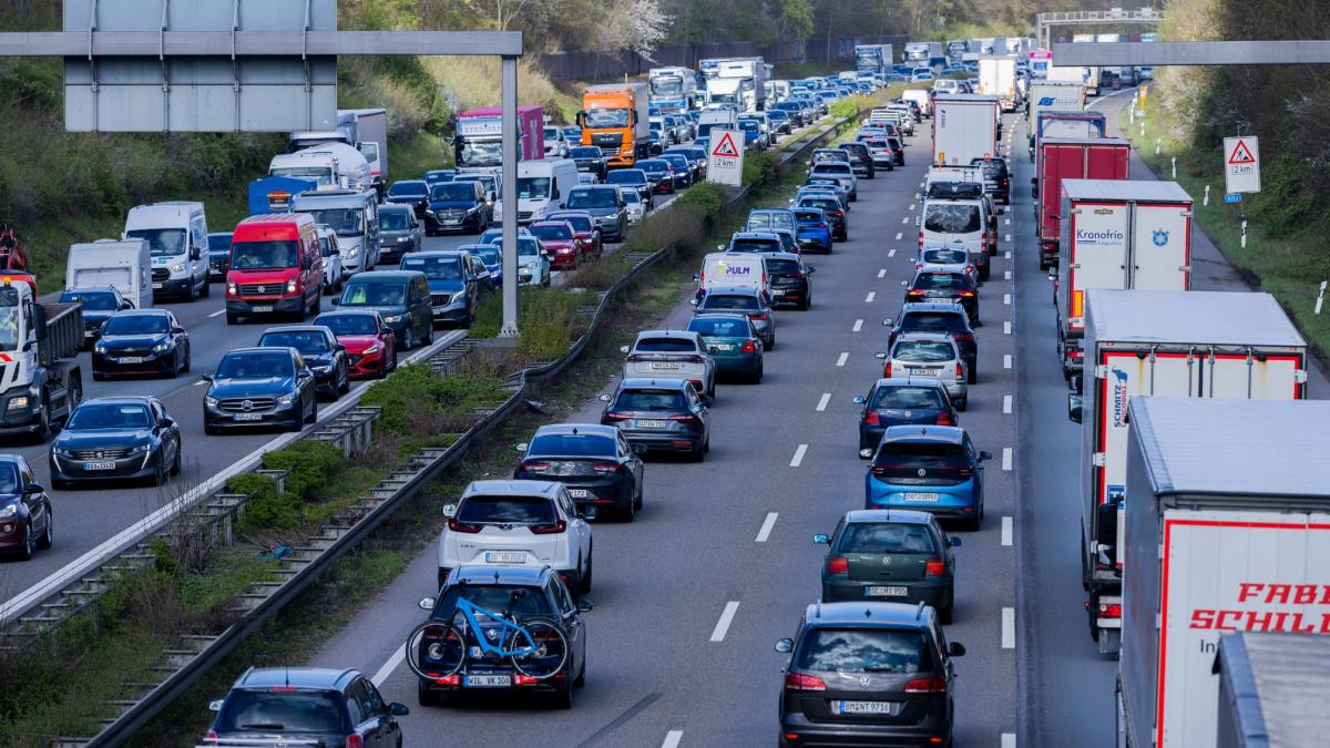 Wer am langen Wochenende nach Christi Himmelfahrt mit dem Auto unterwegs ist, muss sich auf einigen Autobahnen auf erh&ouml;hte Stau-Gefahr gefasst machen. (Foto)