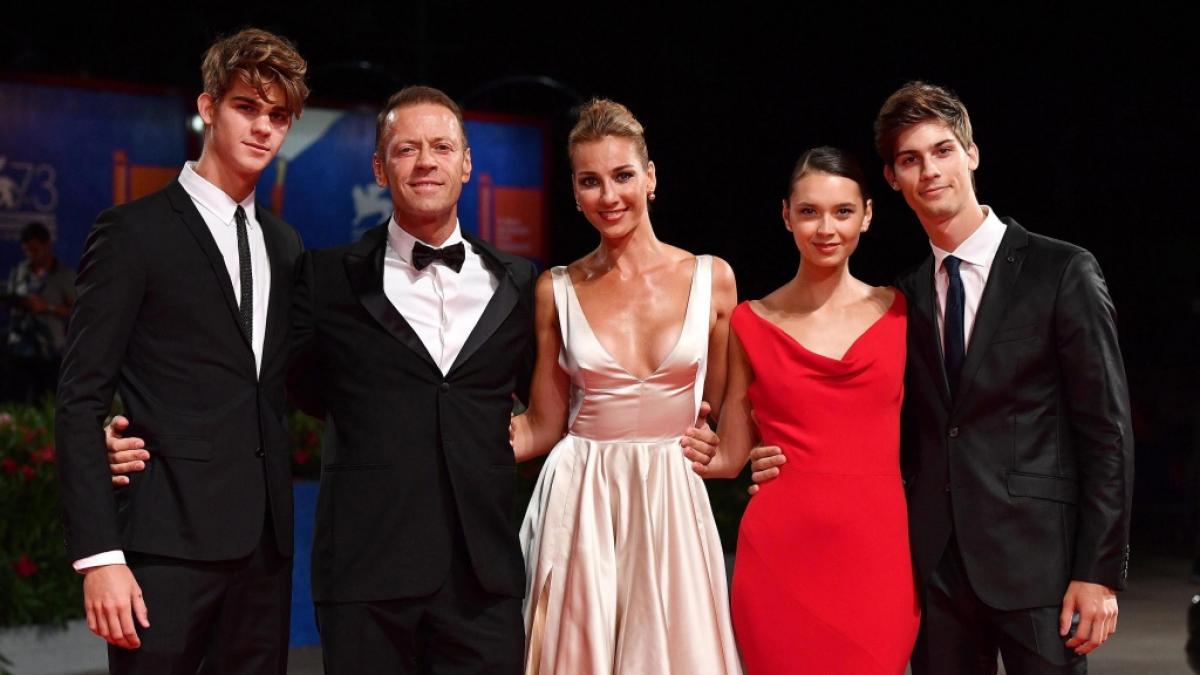 Rocco Siffredi gemeinsam mit seiner Frau Rosa sowie seinen S&ouml;hnen Leonardo (links) und Lorenzo (rechts). (Foto)