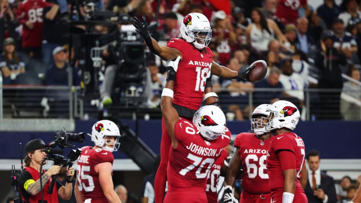 Marvin Harrison Jr. von den Arizona Cardinals wird von Paris Johnson Jr. hochgehoben, am 03.11.2025. (Symbolbild) (Foto)