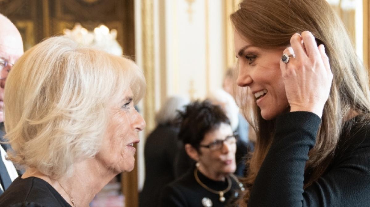 K&ouml;nigin Camilla hat Prinzessin Kate &ouml;ffentlich gema&szlig;regelt. (Foto)