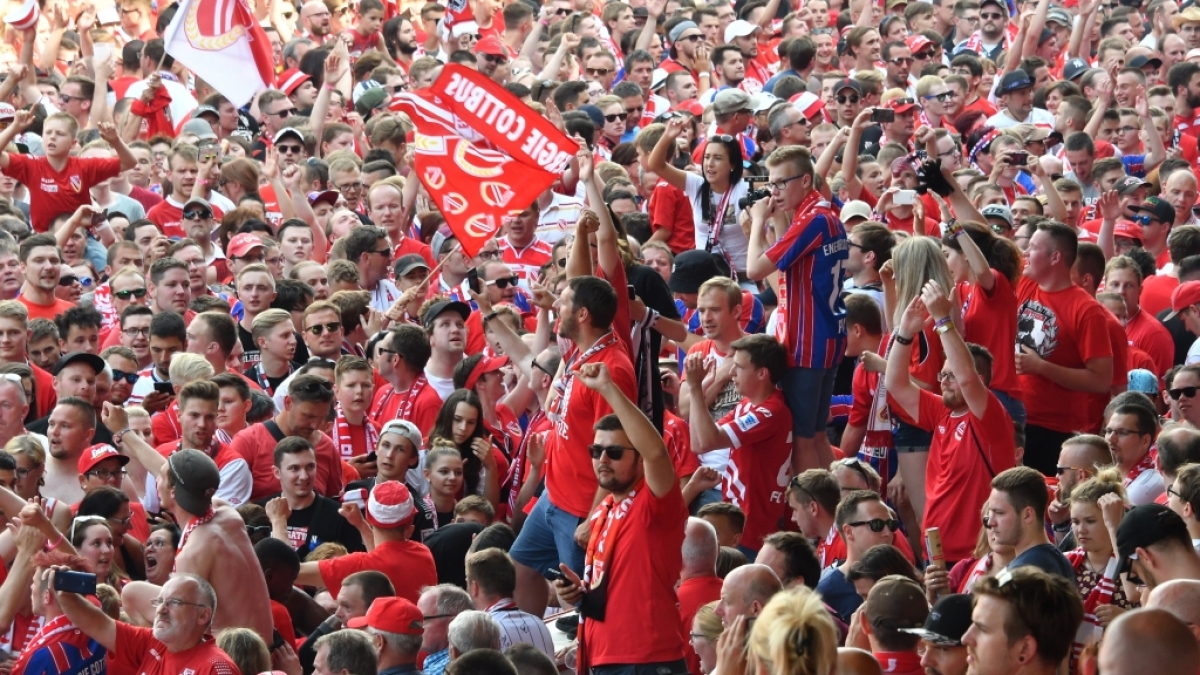 Die Fans von Energie Cottbus machen Stimmung f&uuml;r ihre Mannschaft. (Symbolbild) (Foto)