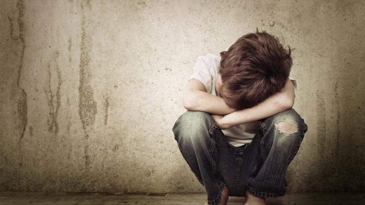 Ein erst vier Jahre alter Junge wurde von seiner eigenen Mutter sexuell missbraucht - Videoaufnahmen davon wurden im Darknet zum Kauf angeboten (Symbolbild).