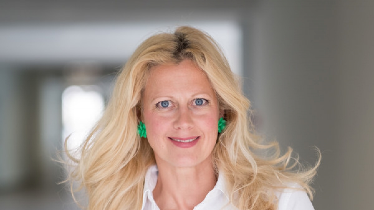 Barbara Sch&ouml;neberger pr&auml;sentiert sich im Netz in s&uuml;ndigem Rot. (Foto)