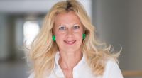 Barbara Schöneberger präsentiert sich im Netz in sündigem Rot.