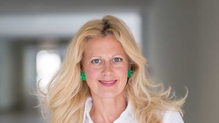 Barbara Schöneberger präsentiert sich im Netz in sündigem Rot.