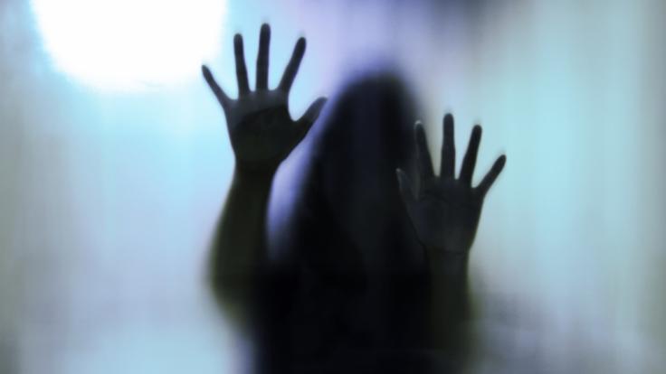 In Indien wurde eine junge Frau von mehreren Männern vergewaltigt und getötet.
