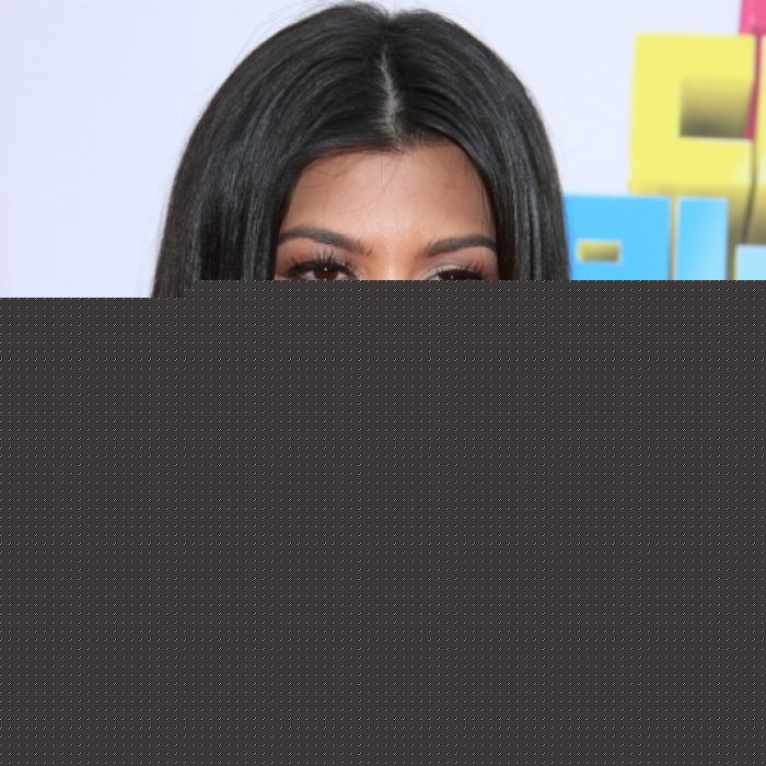 Höschen-Hammer! Kardashian-Schwester räkelt sich im winzigen Bikini