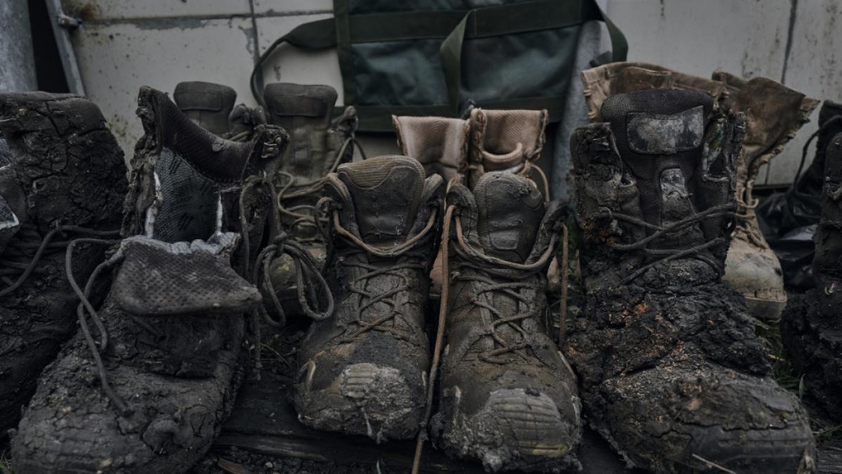 Stiefel von verwundeten ukrainischen Soldaten stehen in der N&auml;he einer medizinischen Station an der Frontlinie. (Foto)