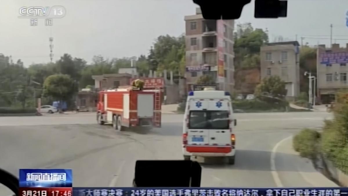 Das Videostandbild des chinesischen Fernsehsenders CCTV zeigt Rettungswagen, die zur Absturzstelle eines Flugzeugs im Kreis Tengxian in der s&uuml;dchinesischen autonomen Region Guangxi Zhuang fahren. (Foto)