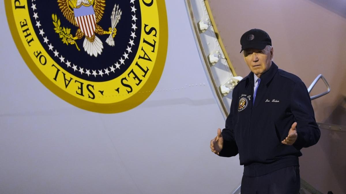Joe Biden stieg nach seinem positiven Corona-Test aus der Air Force One aus. Er wurde im Anschluss zu seinem Privathaus in Rehoboth Beach (Delaware) gebracht. (Foto)