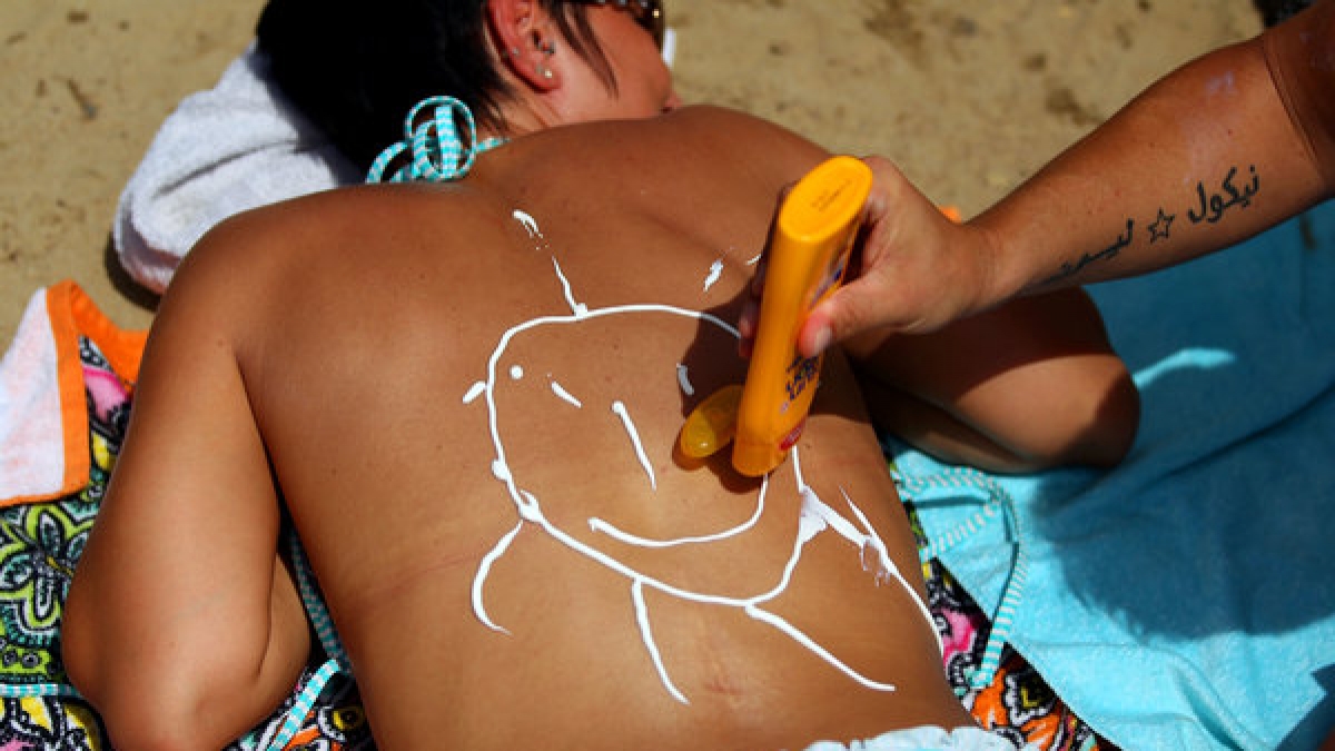 In vielen Sonnenschutz-Produkten steckt Oxybenzon. Dieser Stoff steckt unter Verdacht Allergien auszul&ouml;sen und die Lichtempfindlichkeit der Haut zu erh&ouml;hen. (Foto)