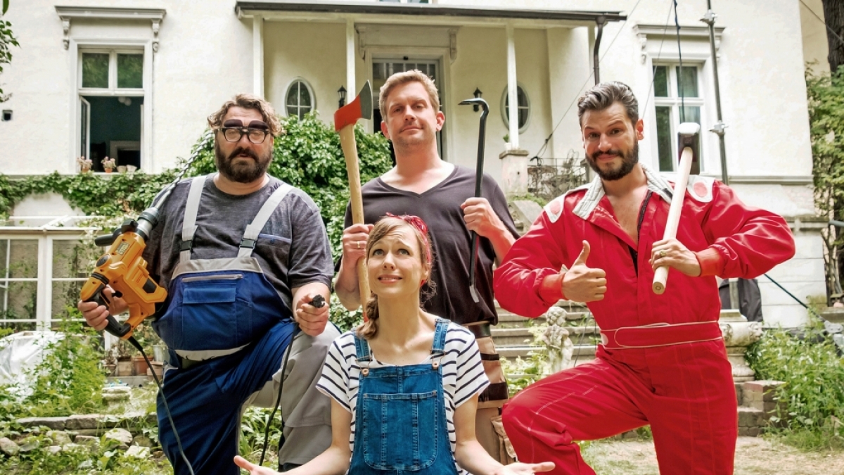 Kai (Sebastian Bezzel) schwingt den Hammer um sein frisch erworbenes Haus zu einem gem&uuml;tlichen Heim f&uuml;r sich und seine Familie zu machen. Nur hat er die Rechnung dabei ohne das eigenwillige Gem&auml;uer gemacht. (Foto)