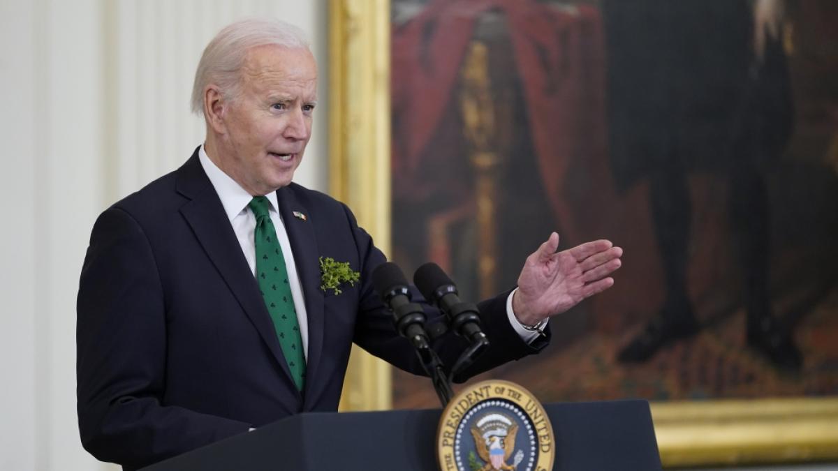 Joe Biden, Pr&auml;sident der USA, spricht bei einer Feier zum St. Patrick's Day im East Room des Wei&szlig;en Hauses. (Foto)
