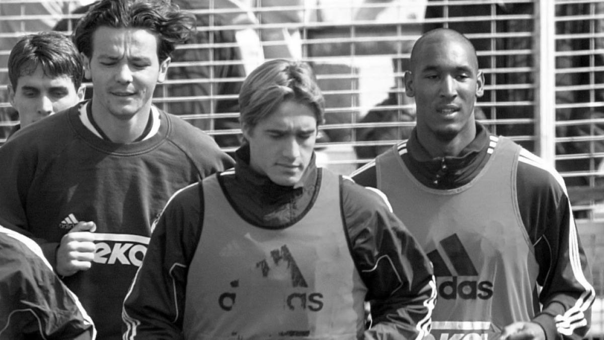 Javier Dorado (Mitte), hier neben seinen ehemaligen Mitspielern Nicolas Anelka (r.) und Elvir Balic (l.) bei Real Madrid, erlag mit nur 48 Jahren einem Leuk&auml;mie-Leiden. (Foto)