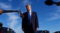 Donald Trump spricht bei seiner Ankunft am Chicago O'Hare International Airport mit Journalisten.