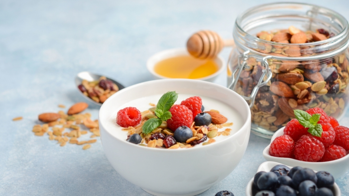 Empfohlen wird, jeden Tag etwa 150 Gramm Naturjoghurt zu essen. Granola, Honig oder Beeren d&uuml;rfen auch mit drauf. (Foto)