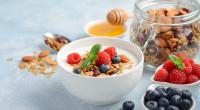 Empfohlen wird, jeden Tag etwa 150 Gramm Naturjoghurt zu essen. Granola, Honig oder Beeren dürfen auch mit drauf.