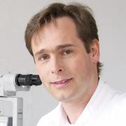 Unser Experte am Telefon: Roland Ritzel, Facharzt für Augenheilkunde im AugenZentrumBauer in Bremen.
