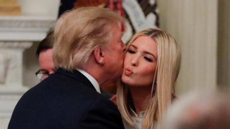 Während Ivanka Trump ihren Vater auf der Bühne als